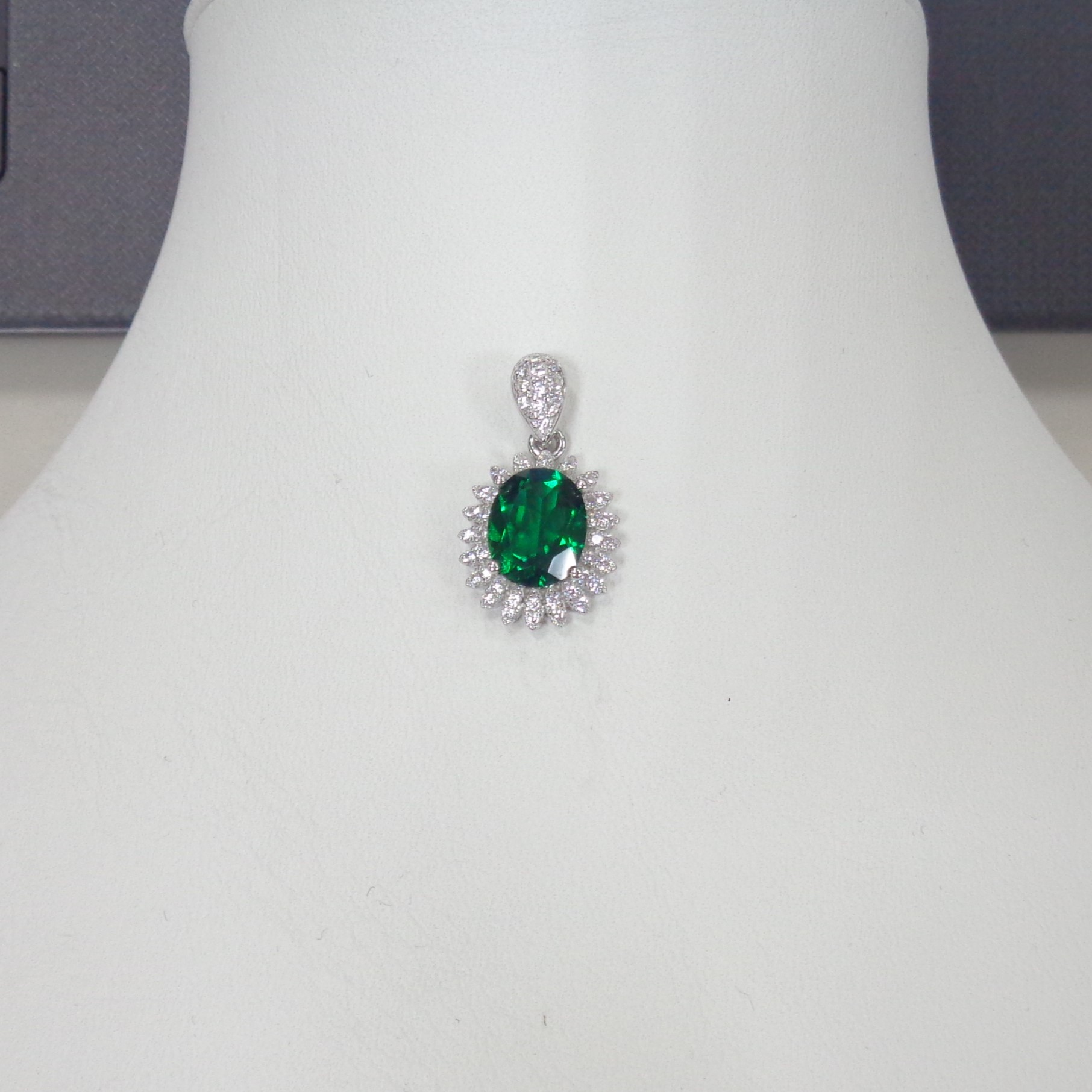 Серебряная подвеска с выращенным изумрудом